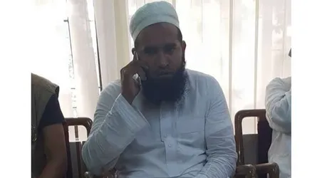 ৭০ হজযাত্রীর টাকা মেরে পালাতে গিয়ে ধরা