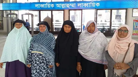 হজক্যাম্পে বসে কাঁদছেন ৫ নারী হজযাত্রী
