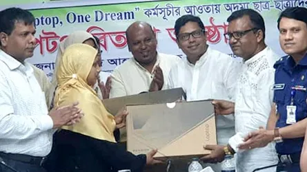 একসাথে এইচএসসি পাশ করা সেই মা-মেয়েকে পলকের ল্যাপটপ উপহার