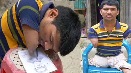 দুই হাত-পা নেই, তবুও জীবন জয়ের স্বপ্ন দেখে মাসুম
