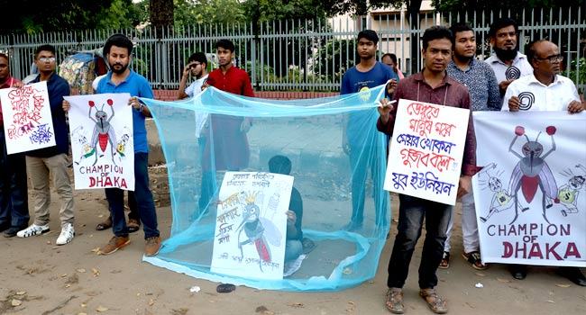 মশারি-কয়েল-কার্টুন নিয়ে ব্যতিক্রমী বিক্ষোভে ২ মেয়রের অপসারণের দাবী