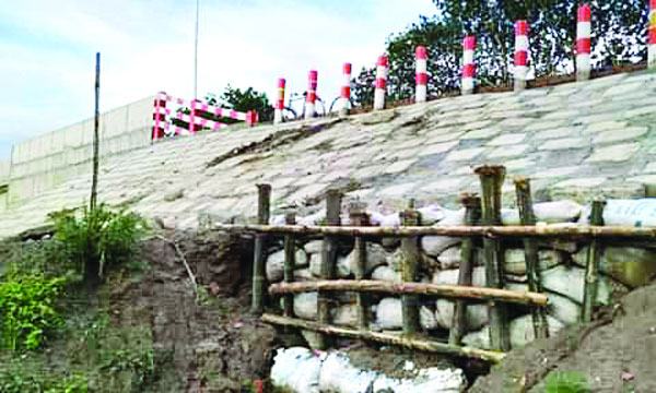 মনোহরদীতে নির্মাণের দুই মাসেই ৯ কোটি টাকার সেতুর সংযোগ সড়কে ধস