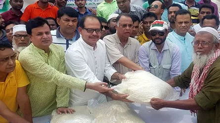 মানুষ কষ্ট পেলেও সরকারের খবর নেই :  বগুড়ায় ত্রাণ বিতরণকালে টুকু