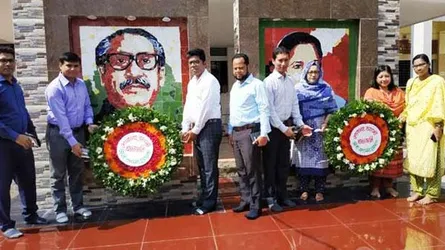 বঙ্গবন্ধু-বঙ্গমাতার ম্যুরালে চুয়াডাঙ্গা ডিসির শ্রদ্ধাঞ্জলি