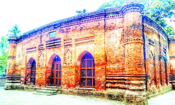 সুলতানি আমলের দৃষ্টিনন্দন ছয় গম্বুজের বাবা আদম মসজিদ