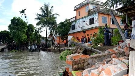 চাঁদপুর শহর রক্ষা বাঁধে ভয়াবহ ভাঙন, ১৫ বসত ঘর মেঘনা গর্ভে