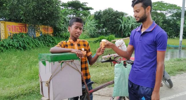 অভাবের তাড়নায় স্কুল ছেড়ে হৃদয় এখন আইসক্রিম বিক্রেতা