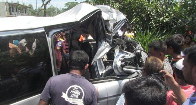 বাস-মাইক্রোবাস সংঘর্ষে সাব-রেজিস্ট্রারসহ নিহত ২