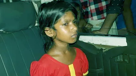 আসামী বাবাকে এক নজর দেখতে লুকিয়ে ১০ কিঃ মিঃ পাড়ি দিলো ছোট্ট মাহিমা