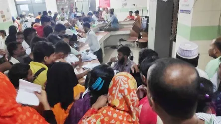 ডেঙ্গুতে লড়াই করছেন চিকিৎসকরা