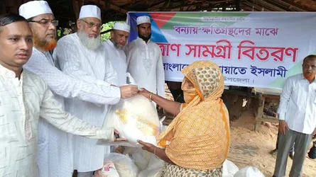 সাতকানিয়ায় বন্যায় ক্ষতিগ্রস্থদের মাঝে জামায়াতের ত্রাণ বিতরণ