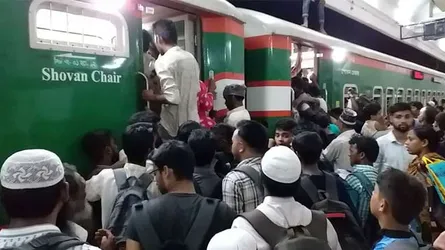নাড়ির টানে ছুটছে মানুষ