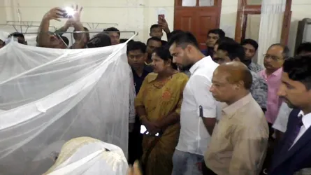 ডেঙ্গু রোগীদের দেখতে হাসপাতালে ছুটে গেলেন মাশরাফি