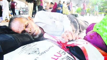 পরিবহন ব্যবসায়ীরা গলা কাটছেন