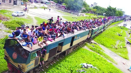ট্রেনের ছাদে লোক ঠেকাতে মন্ত্রী ব্যর্থ