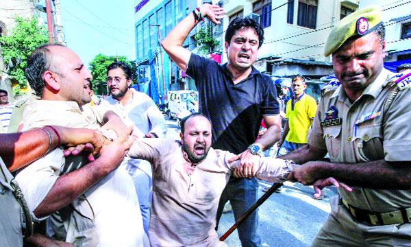 কাশ্মির ইস্যুতে সুপ্রিম কোর্টে ভারত সরকারকে চ্যালেঞ্জ