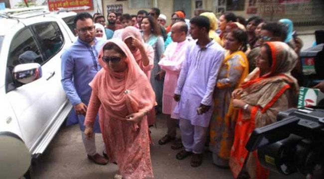দুই নাতনিকে বুকে জড়িয়ে আদর করলেন খালেদা জিয়া