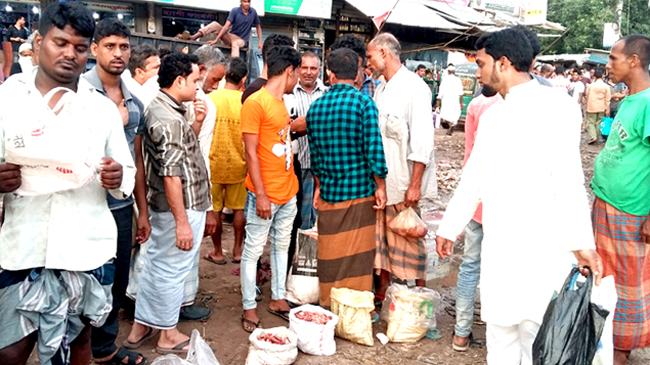 নজর কেড়েছে ভাসমান গোস্তের বাজার