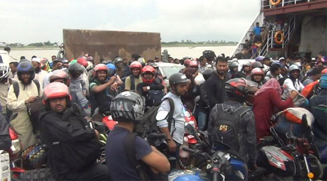 যাত্রীদের চাপ বেড়েছে দৌলতদিয়া-পাটুরিয়া নৌরুটে