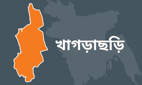 রামগড়ে ব্যবসায়ীর বাড়িতে ডাকাতি, আটক ৪