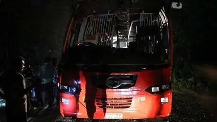 রংপুরে ওভারটেকিং করতে গিয়ে বাস উল্টে নিহত ১, আহত ৩৩