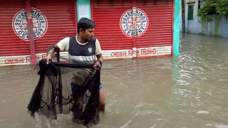 খুলনায় সড়কে চলছে মাছ ধরার উৎসব