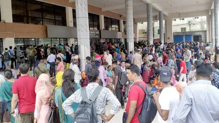 ঈদের ছুটি কাটাতে ভারতগামী যাত্রীদের উপচে পড়া ভিড় বেনাপোলে