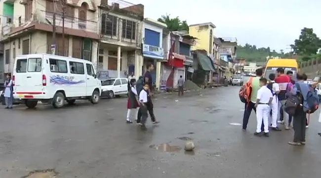 কাশ্মিরে খুলেছে কিছু স্কুল, উপস্থিতি খুবই কম