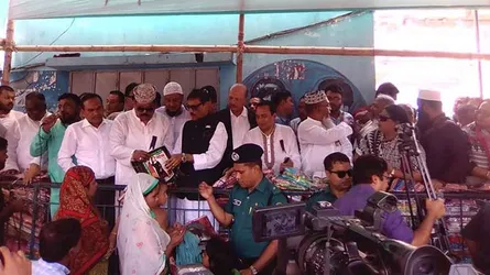 সরকার ক্ষ‌তিগ্রস্তদের পা‌শে থাক‌বে, চলন্তিকা বস্তিতে ওবায়দুল কাদের