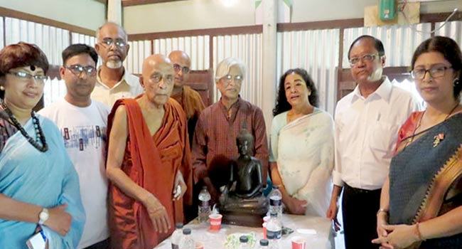 যাদুঘরে সংরক্ষণের জন্য গৌতম বুদ্ধের ভাস্কর্য প্রদান