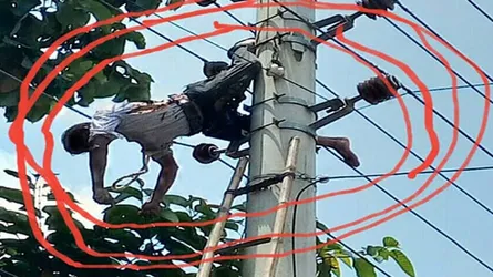 বিদ্যুতের খুটিতে ঝুলছে লাইনম্যানের লাশ