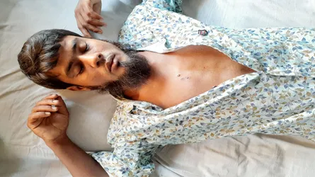 নৌকার কর্মীকে সিগারেটের ‘ছ্যাঁকা’ দিলো আ. লীগ কর্মীরা