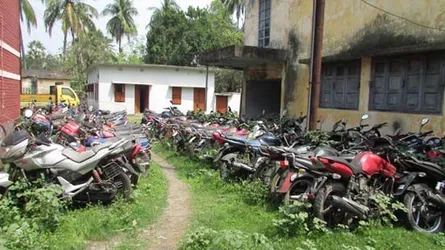 আইনি জটিলতায় নষ্ট হচ্ছে শতাধিক মোটরসাইকেল