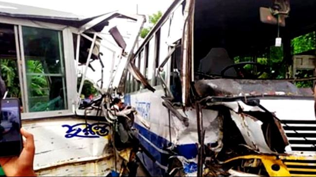 নারায়ণগঞ্জে দুই বাসের মুখোমুখি সংঘর্ষ, চালক নিহত