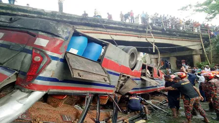 সেই ব্রিজের রেলিং ছিলো ‘বাঁশ’ দ্বারা নির্মিত