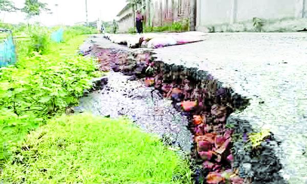 শরণখোলা-মোরেলগঞ্জ আঞ্চলিক মহাসড়ক দেবে যানবাহন চলাচল বন্ধ
