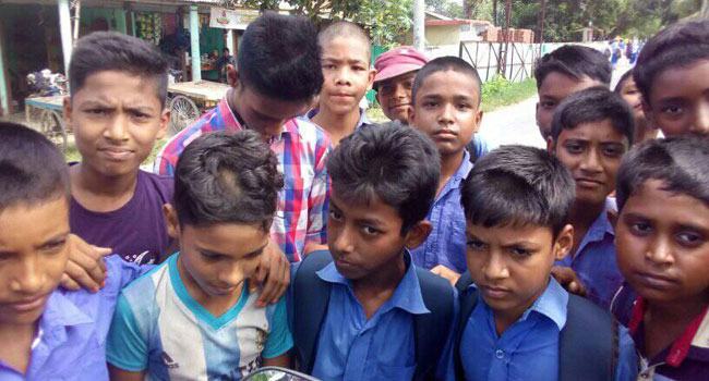স্কুলছাত্রদের চুল কাটলেন বিদ্যালয়ের সভাপতি, প্রতিবাদে ক্লাস বর্জন