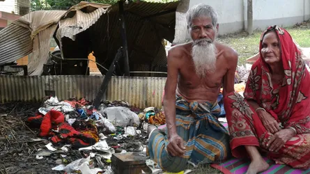 দূর্বৃত্তের আগুনে পুড়ল অসহায় বৃদ্ধ দম্পতির শেষ আশ্রয়স্থল
