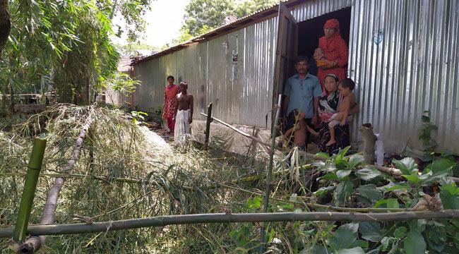 তাড়াশে বাঁশের বেড়ায় অবরুদ্ধ ইউপি সদস্যসহ ৩ পরিবার
