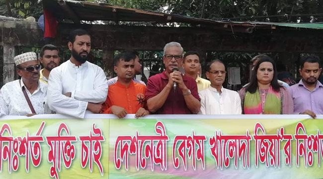 সরকারের পায়ের তলায় মাটি নেই: ফারুক