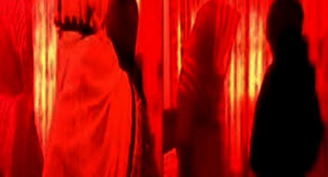 রাতে প্রবাসীর স্ত্রীর ঘরে ঢুকে গ্রেফতার ১