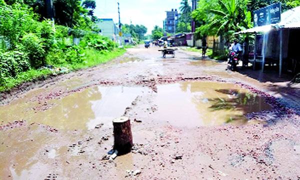 খানাখন্দে ভরা ফুলবাড়ীগেট-তেলিগাতী সড়ক : ভারী যান চলাচল বন্ধ