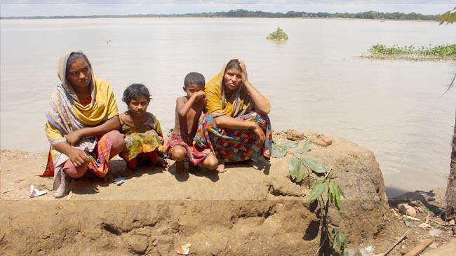 হঠাৎ নদীতে বিলিন ৪ ঘর, গ্রামবাসী আতঙ্কিত