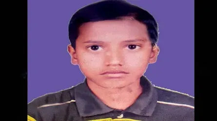 স্কুলছাত্রকে কুপিয়ে চলন্ত গাড়ির নিচে ফেলে দিলো দুর্বৃত্তরা