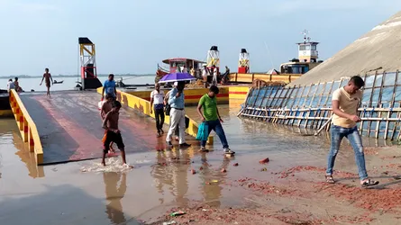 ৩ দিন ধরে বন্ধ রাজবাড়ীর জৌকুড়া-নাজিরগঞ্জ রুটের ফেরি চলাচল