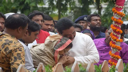 ডুকরে কাঁদলেন রওশন, কাঁদালেন অন্যদেরও