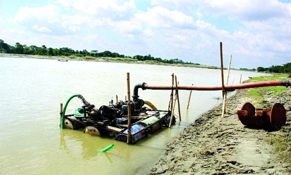 অবৈধভাবে বালু উত্তোলন পাকুন্দিয়ায় ব্রহ্মপুত্র তীর সংলগ্ন জমিতে ভাঙন