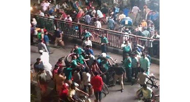রাজধানীর সাইন্সল্যাবে ককটেল হামলায় দুই পুলিশ সদস্য আহত