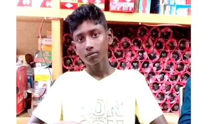 ৪ দিন লুঙ্গি ফুলিয়ে সাগরে ভাসা জেলে ইমরানের ঠাঁই হলো ভারতীয় থানায়