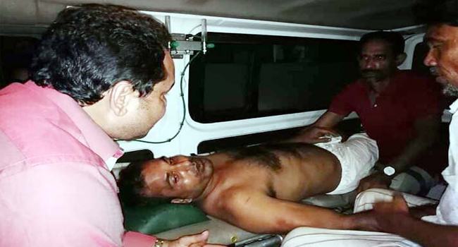 চাঁদাবাজির প্রতিবাদ করায় যুবলীগ নেতাকে রড দিয়ে পিটিয়েছে সন্ত্রাসীরা